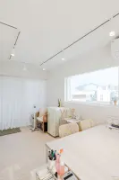 라탄 가구와 자연광이 어우러진 내추럴 스튜디오